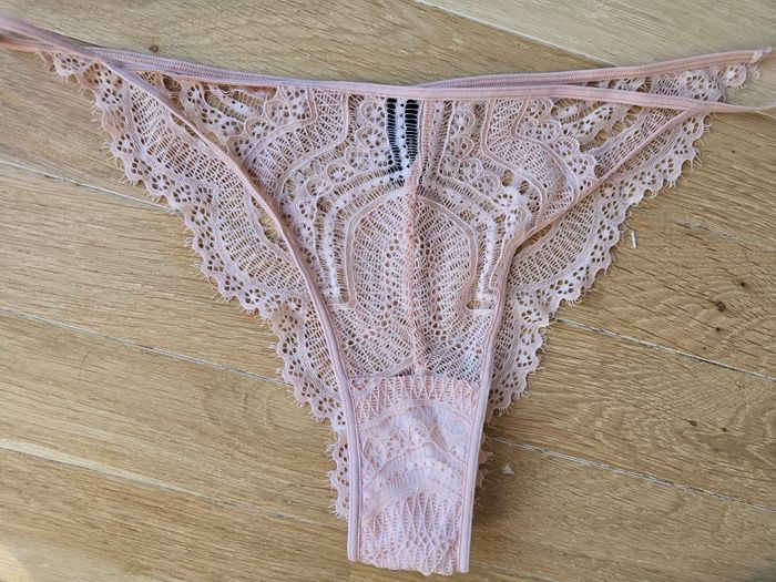 Tanga femme en dentelle rose