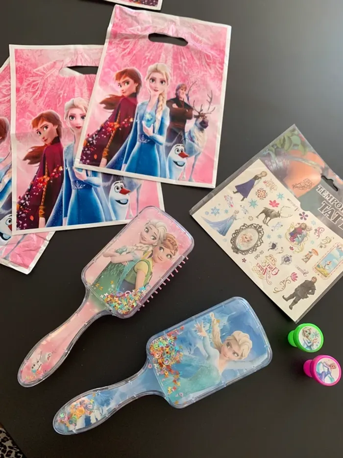 Lot anniversaire reine des neiges avec 2 brosses