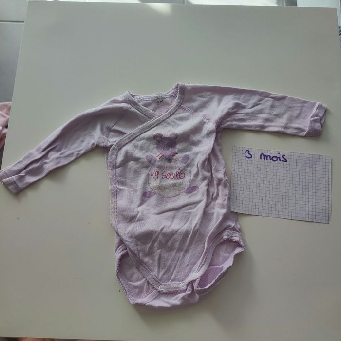 Lot bodies, T shirt manches longues , gilet 3 mois - photo numéro 6