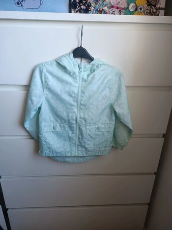 Magnifique petite coupe vent couleur vert d'eau taille 3ans
