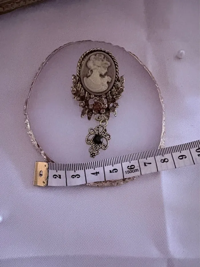 Broche dorée effet vintage avec camée et bijoux - photo numéro 4