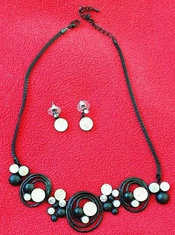 Parure collier-boucles noir, strass et jaune clair