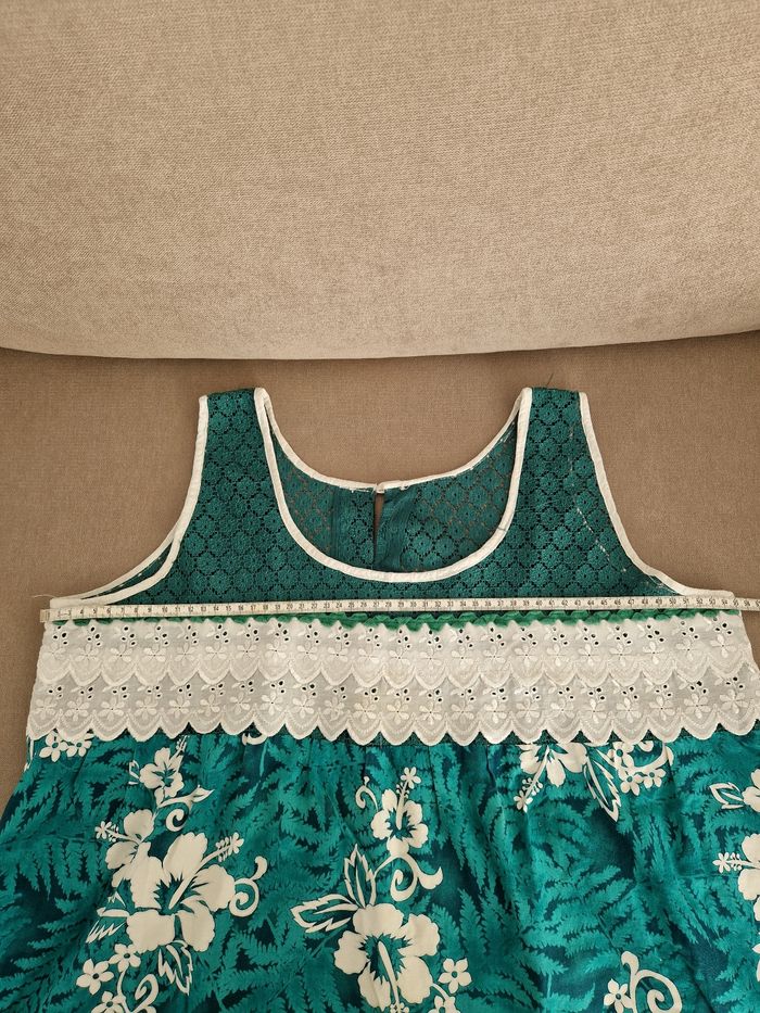 Robe polynésienne verte à fleurs blanche avec détail dentelle - photo numéro 4