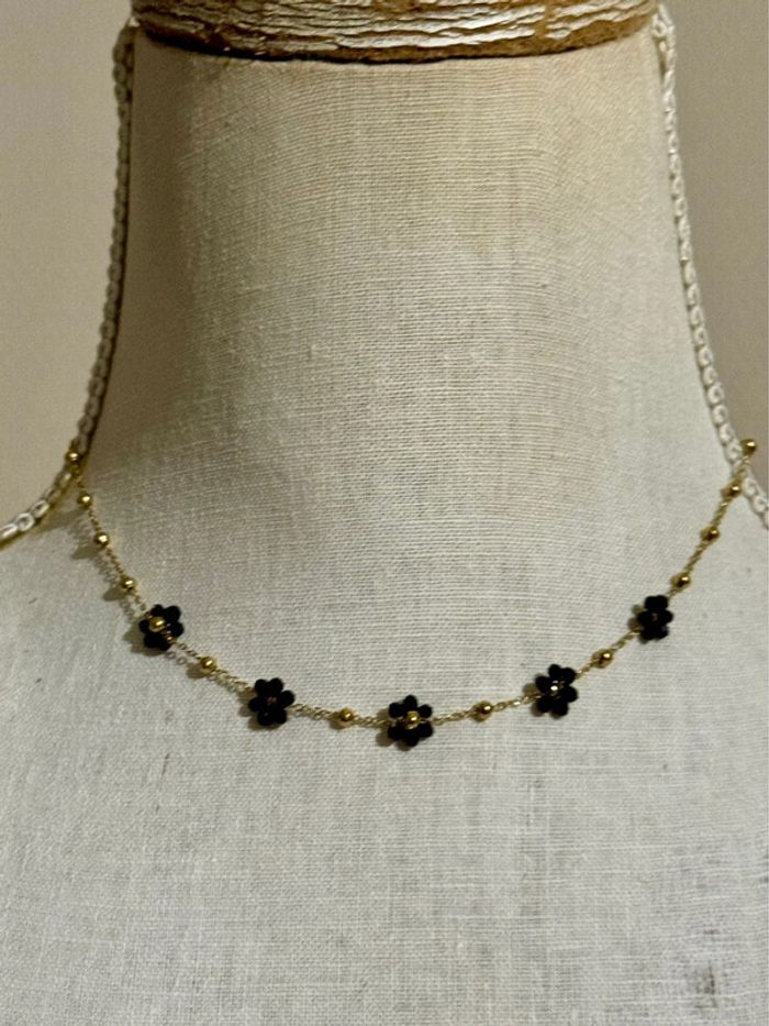 Collier chaîne réglable petites boules acier inoxydable or fleurs marguerites perles noires