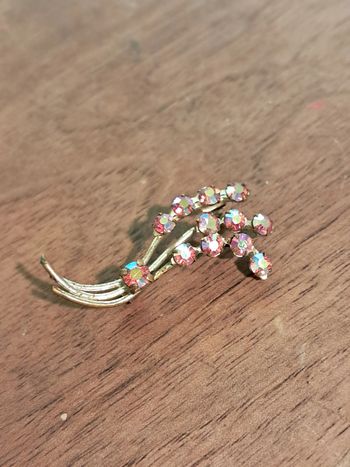 Broche fantaisie ancienne petite gerbe de fleurd