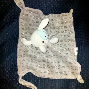 Doudou plat lapin Siplec Leclerc gris et blanc cocard