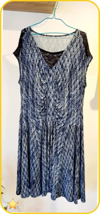Robe fluide imprimée avec détails en dentelle – Très bon état - Bleu - Taille 40