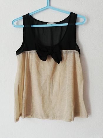 Top t. M Etam. Voile noir et tissu beige irisé.