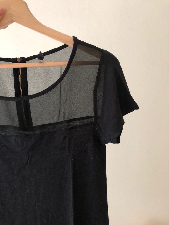 T-shirt nera con trasparenza