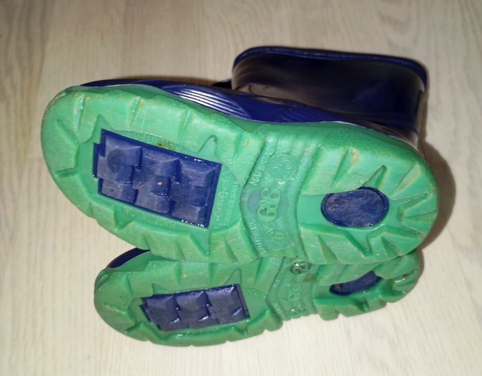 Bottes de pluie bleu marine et vert 
P. 25-26 - photo numéro 4