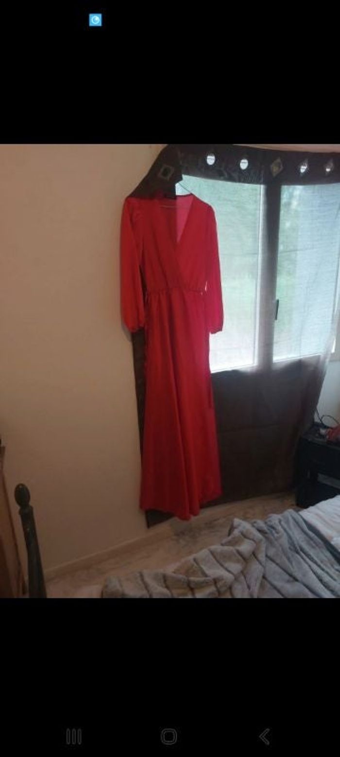 Robe en satin rouge