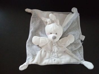 Doudou plat chien marque Kiabi, mouchoir,  garçon gris, blanc, pois  , broderie lapin étoiles, attache tétine