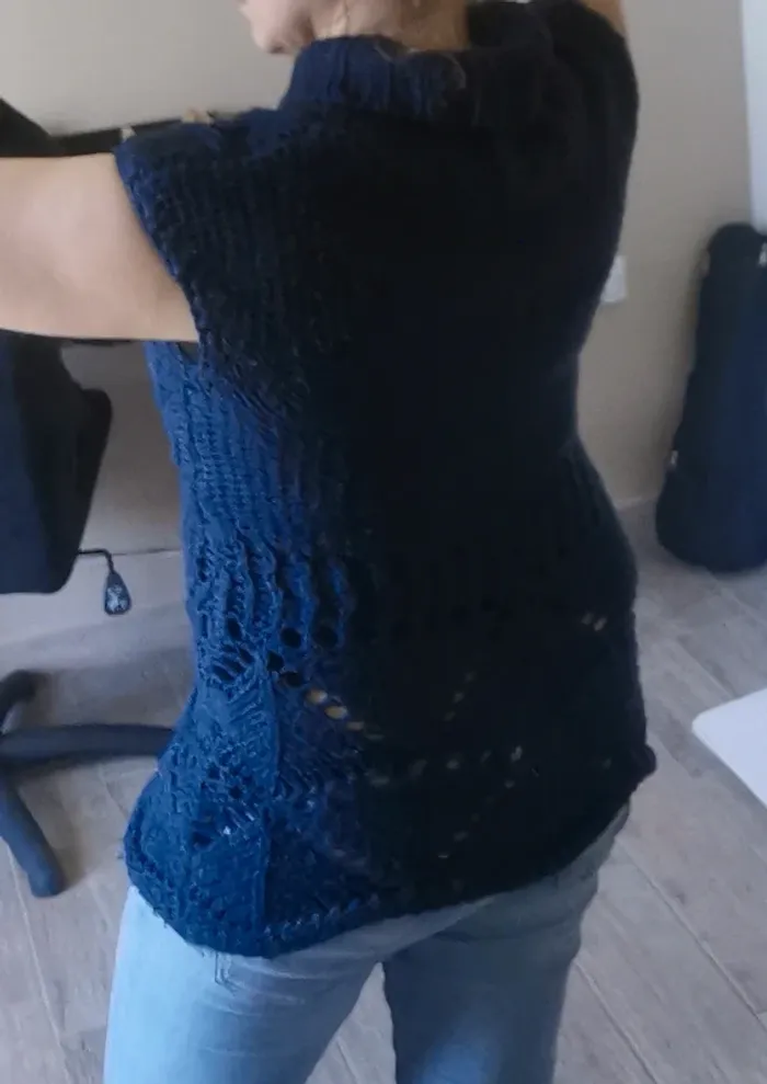 Pull bleu marine ajouré - photo numéro 3