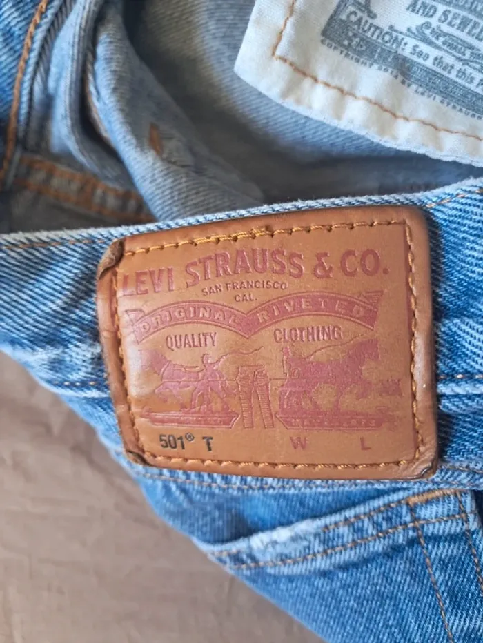 Jean troué Levi's 501 - photo numéro 4