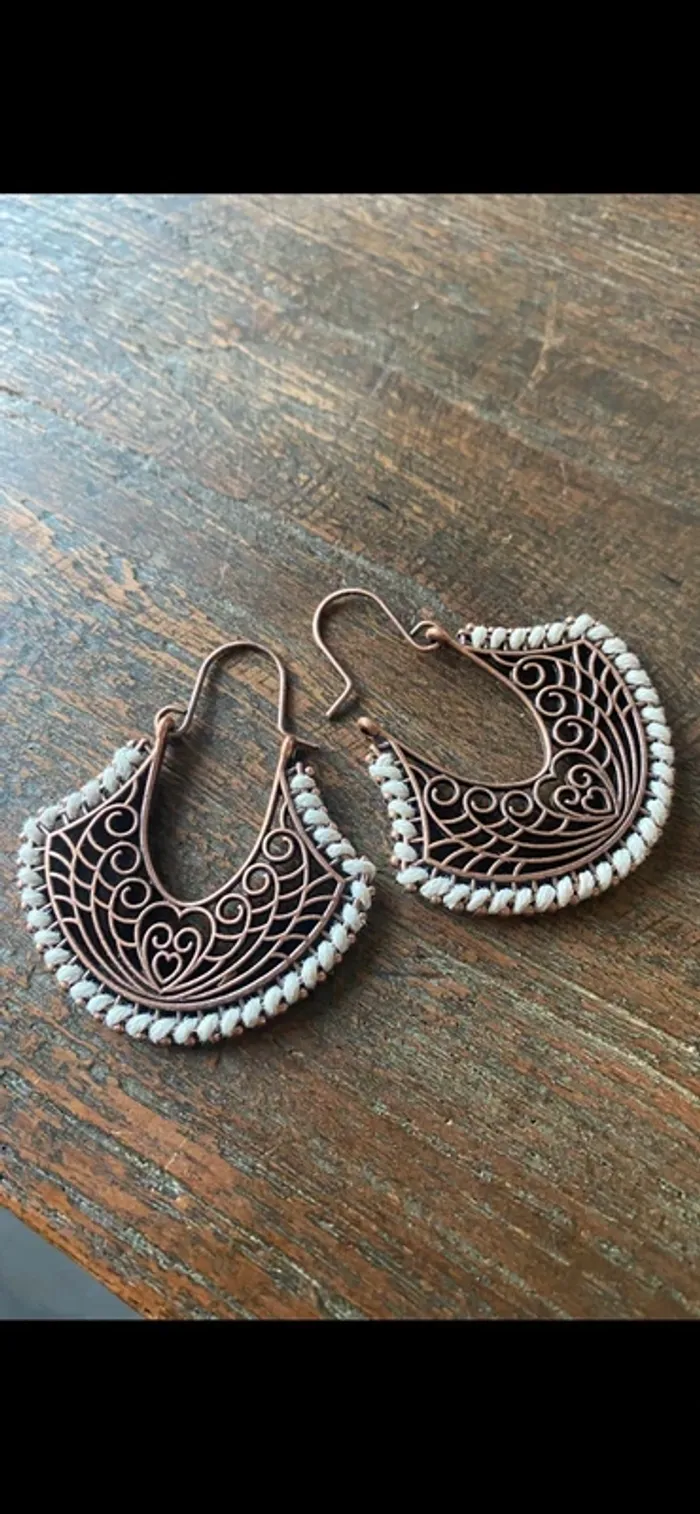 Magnifiques boucles d’oreilles couleur bronze et blanc