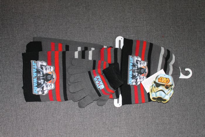 ensemble star wars bonnet gants écharpe gris et rouge