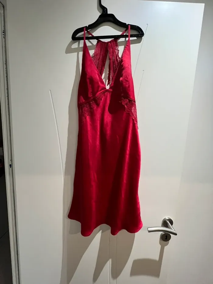 Nuisette rouge avec détails en dentelle