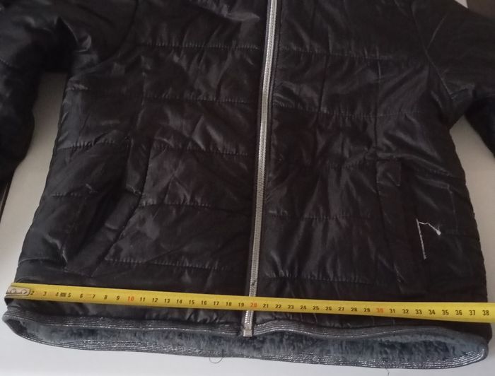 Blouson doudoune réversible.8/10 ans . Polyester et fausse fourrure . Noir , gris anthracite et paillettes. Parfait état . - photo numéro 9