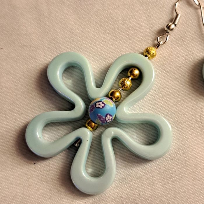 Boucles d'oreilles pendante fleurs bleu et doré - photo numéro 4