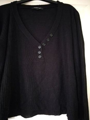 Pull noir col v petits boutons taille L