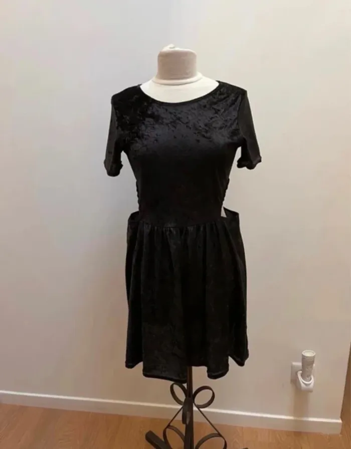 Superbe Robe en velours Collab 3 Suisses X Coeur de pirate 🌸 - photo numéro 3