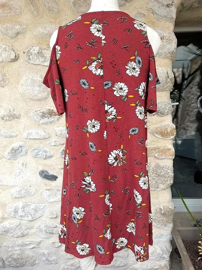 Pull & bear - Robe rouge Bordeaux à fleurs floral fleuri à épaules nues dénudées - photo numéro 3