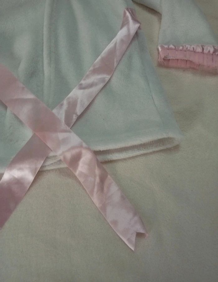 Jolie robe de chambre princesse taille 90 cm - photo numéro 4