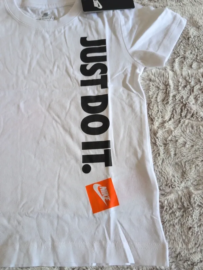 T-shirt Nike neuf 5 ans - photo numéro 2