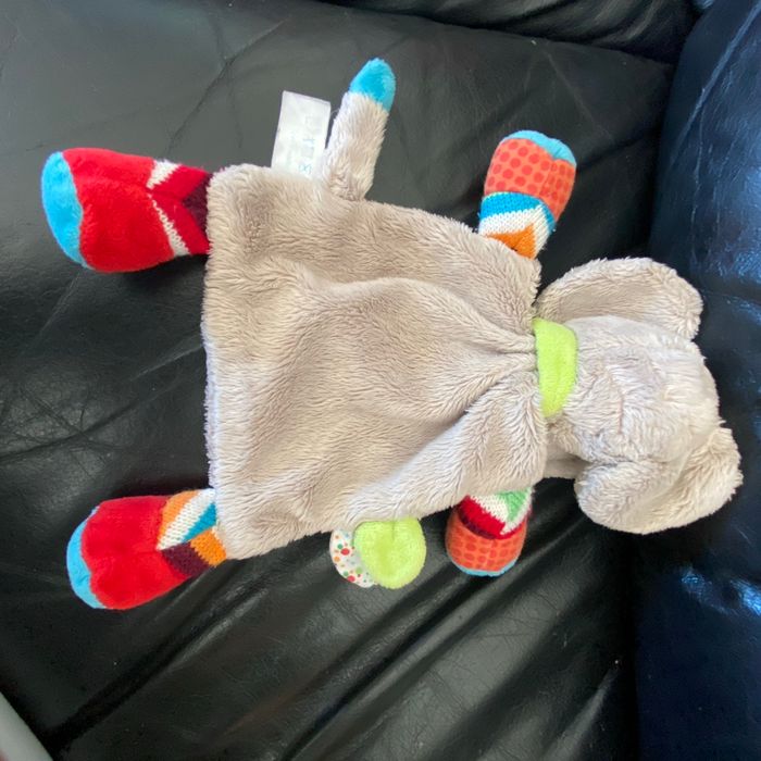 DOUDOU PLAT ÉLÉPHANT TEX BABY CARREFOUR GRIS ÉCHARPE VERTE 25 CM - photo numéro 2