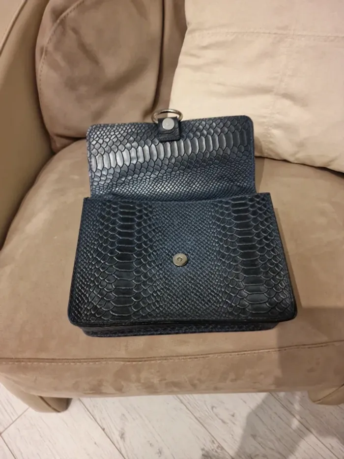 Sac bleu nuit aspect croco en cuir italien - photo numéro 7