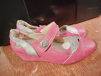 Chaussures rouges grises