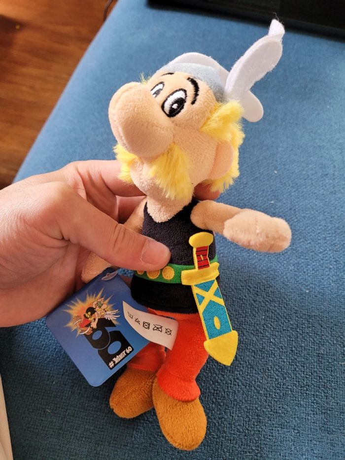 RARE Peluche officielle Asterix 60 ans avec etiquette, 20cm, collection épée