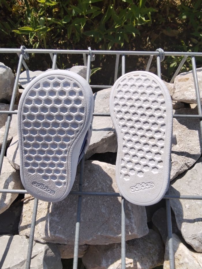 Baskets Adidas taille 19 - photo numéro 4