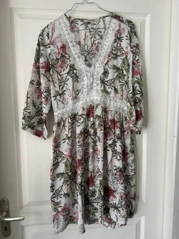 Robe dentelle rivets argentés élastique taille et manches  neuve