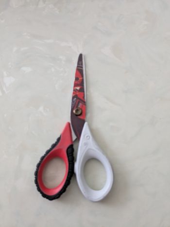 Paire de ciseaux Maped Tatoo innovation, avec anneaux souples.