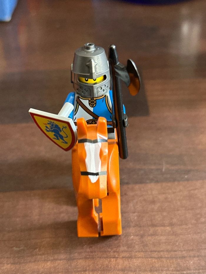 3 figurines Lego + cheval,arme et bouclier - photo numéro 3
