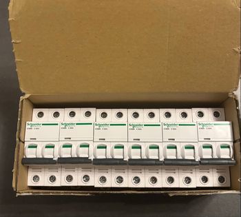 Lot de 6 disjoncteurs Schneider 
