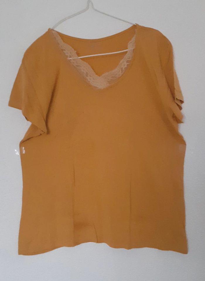Joli tee-shirt ou tricot de corps à dentelle. Taille 50/52. U Collection.