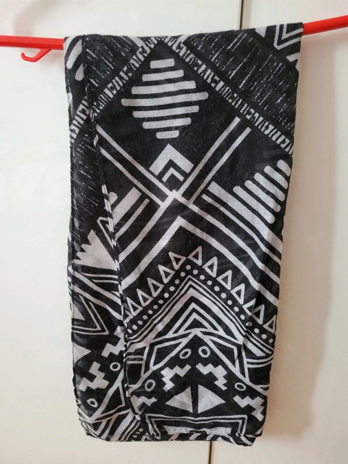 Écharpe foulard noir blanc monochrome motifs géométriques psychédéliques originale - photo numéro 5