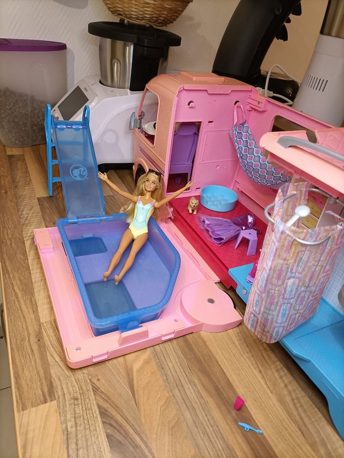 Camping car barbie dreamcampeur XXL avec électroménager, piscine, 1 barbie, 1 chien et nombreux accessoires - photo numéro 3
