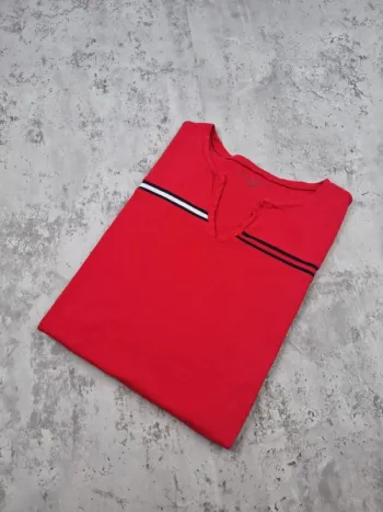 T-shirt Tommy Hilfiger rouge avec col fendu – Taille S Femme