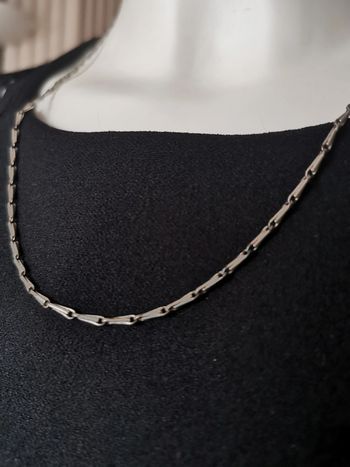 Chaînette argentée maillons longs serrés