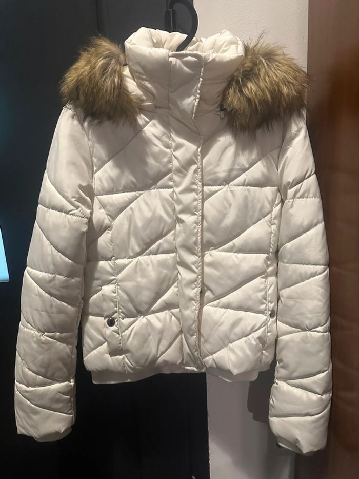 Doudoune Zara blanc cassé avec fourrure amovible
