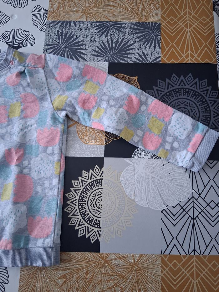 Sweat fille gris chiné motifs multicolores 6 ans - photo numéro 2