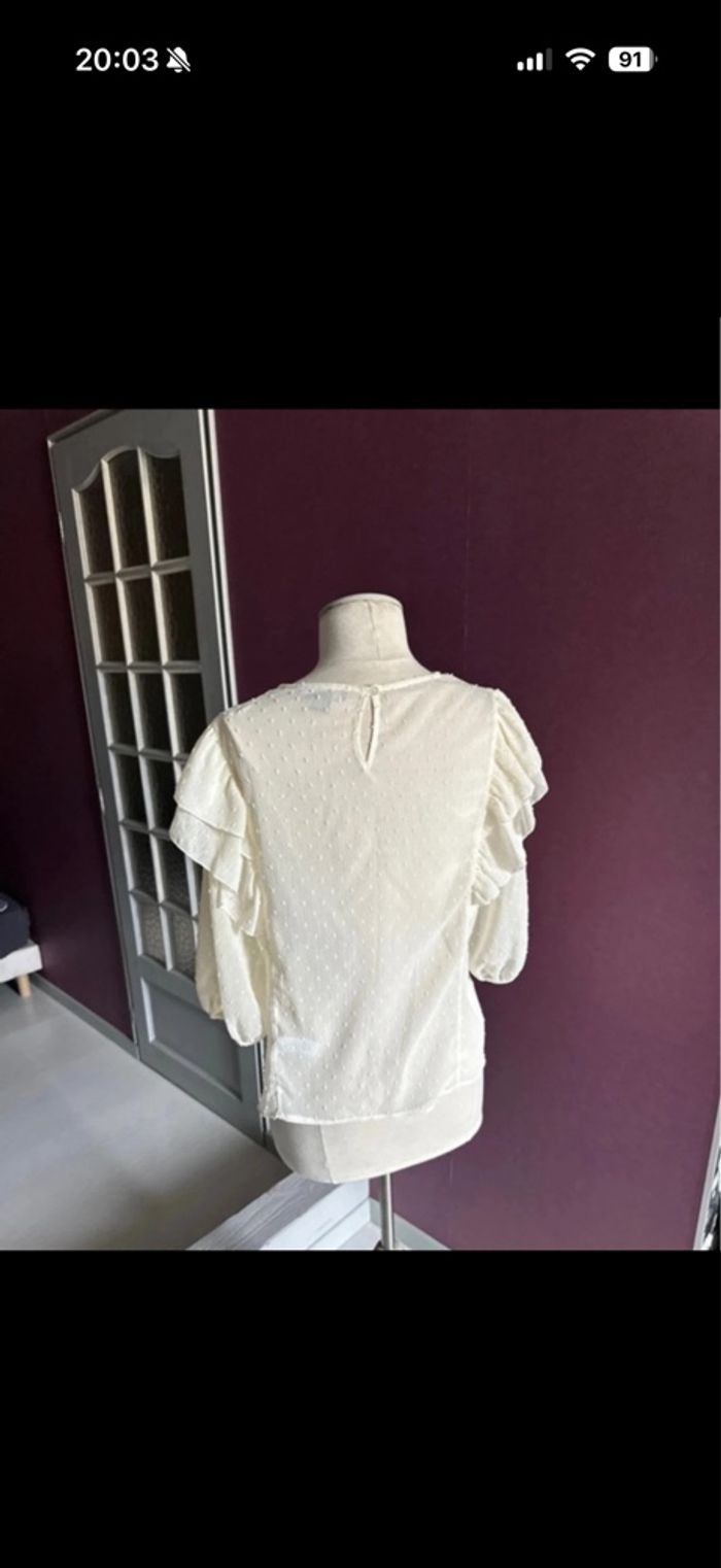 Blouse à petit pois et volants fermeture bouton cou manche mi longue transparente - photo numéro 4