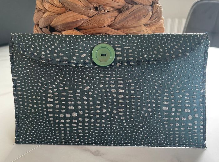 Jolie pochette similicuir vert avec reliefs neuve sac lunettes maquillage etc - photo numéro 9
