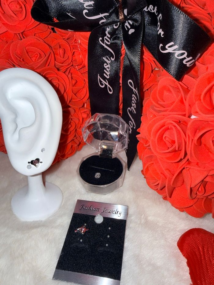 💖 Boucles d’oreilles argentées cœur rose – Douceur et féminité 💖