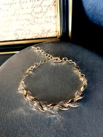 Magnifique bracelet doré pierres blanches vintage