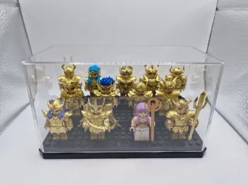 Figurines type lego 12 chevaliers d'or avec Athèna Saint Seiya dans une vitrine
