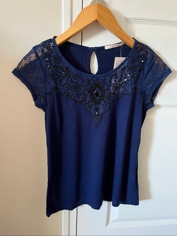 Teeshirt bleu, dentelle, bijoux camaïeu taille 1